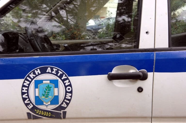 Ληστές «ισοπέδωσαν» θέατρο στο Φάληρο – Μπούκαραν με φορτηγό